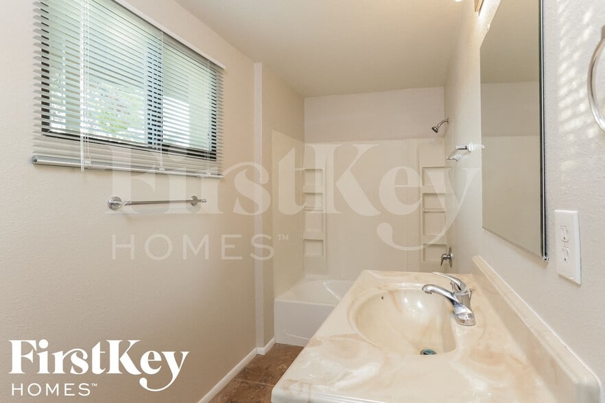 Building Photo - 4501 S Forest Ave