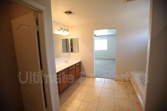 Building Photo - 2215 N 92nd Glen