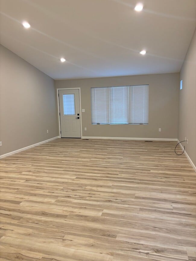 Building Photo - 2532/2528 Landmark Drive