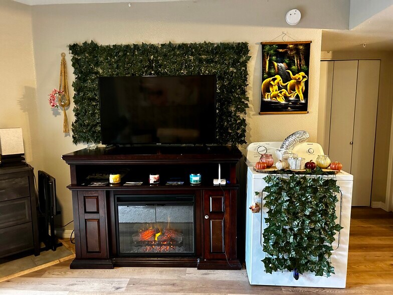 Building Photo - 1385 W University Ave