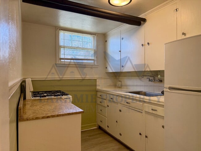 Building Photo - 1 Bedroom Apartment