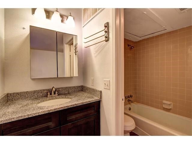 Building Photo - cute 1-1 3rd floor, UT bus across the street nice balcony