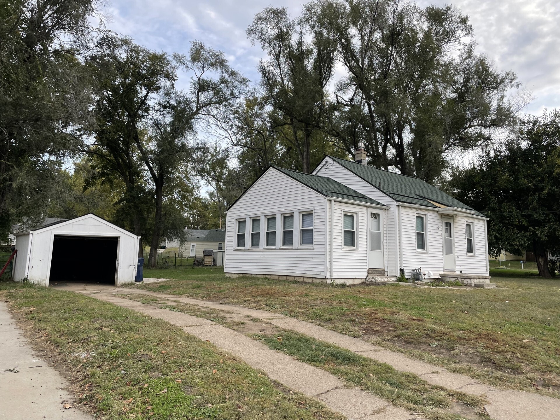 Driveway/Garage - 46 Martinview Rd
