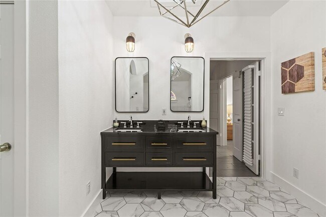 Building Photo - 2106 Kenwood Ave