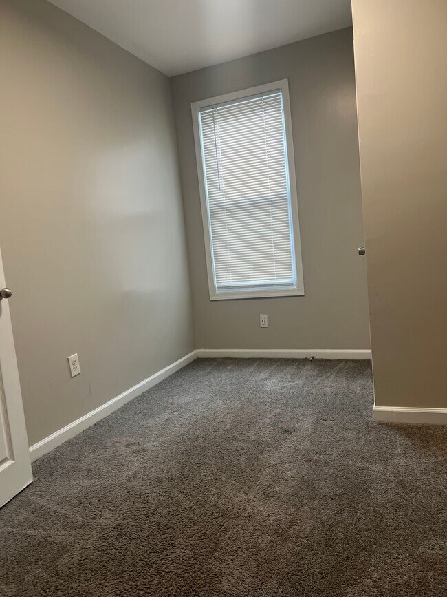 Building Photo - 3 Bedroom Home