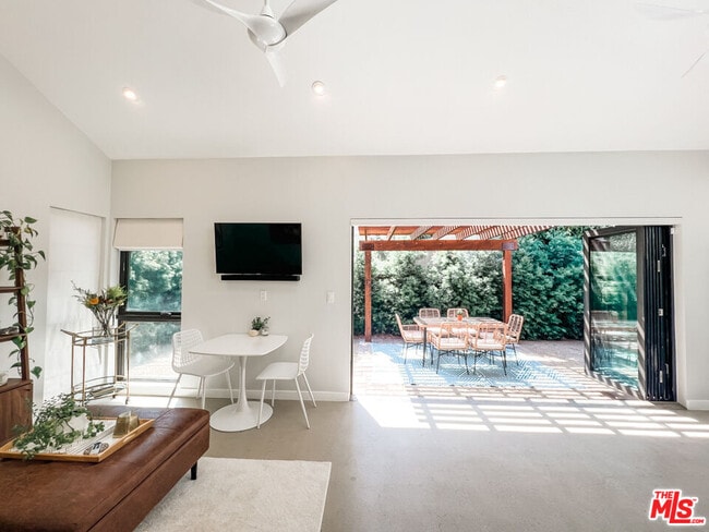 Building Photo - 3836 1/2 Seneca Ave