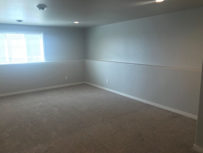 Building Photo - 4 Bed 2 Bath Single Family Home