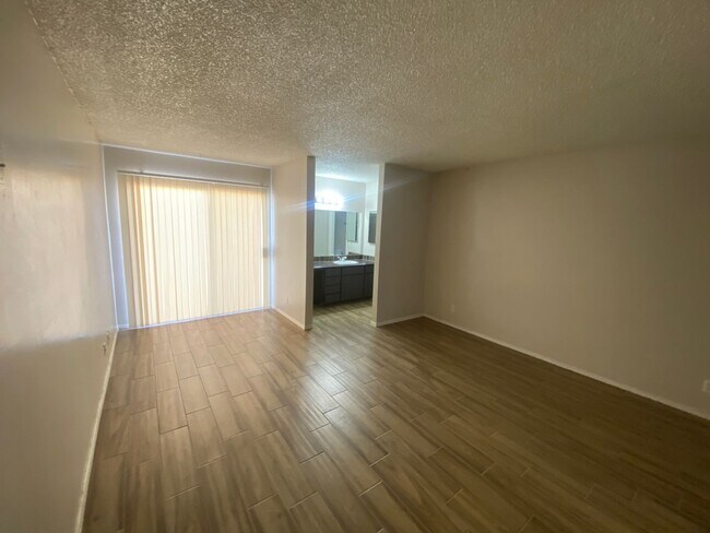 Building Photo - Charming 3 bedroom, 2 bath with Pool