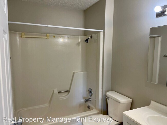 Building Photo - 2 br, 1 bath Apartment - Newly Renovated 2...