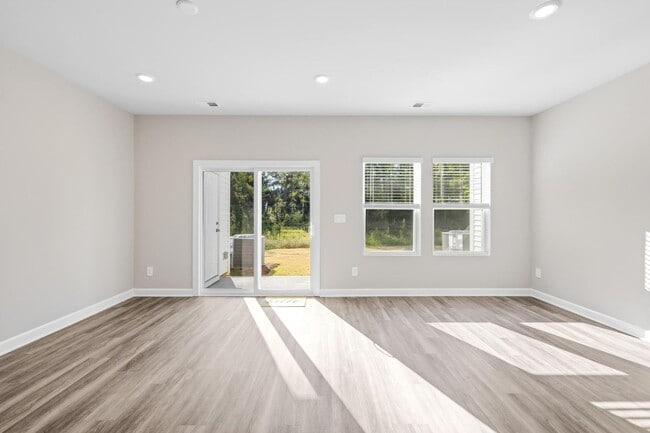 Building Photo - 3BR/2BA Townhouse Available JUNE 5!