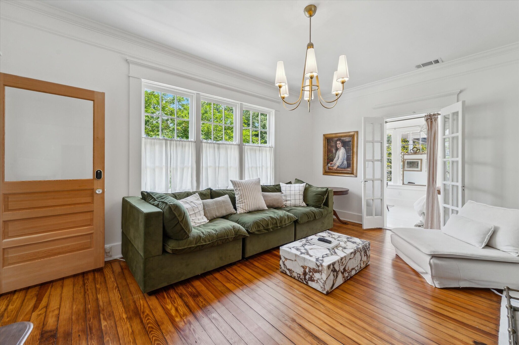 Building Photo - 211 W 40th St