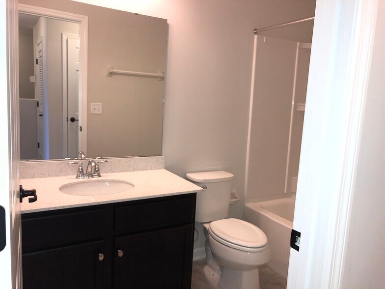 Building Photo - 557 Richmond Dr