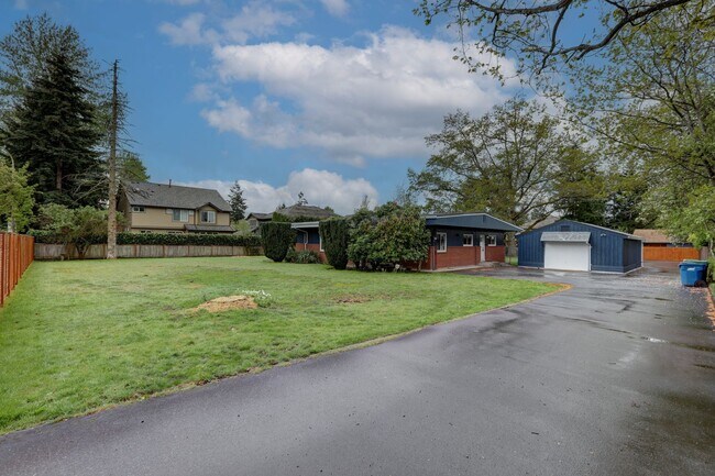Building Photo - Large Renton Highlands Rambler with Grand ...