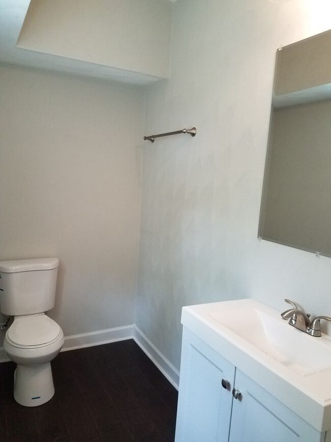 Building Photo - Spacious 4 Bedroom 3.5 Bath
