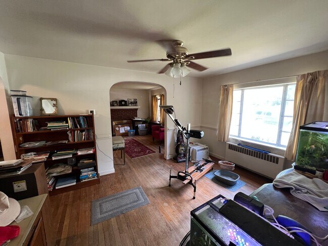 Building Photo - Adorable 2bdrm/1bth Ranch Style Home Conve...