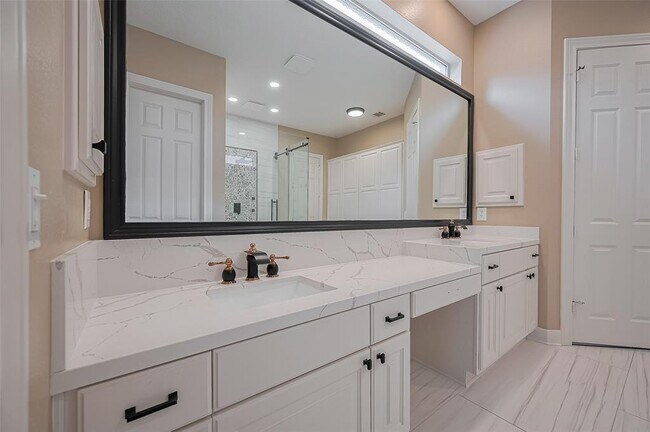 Building Photo - 11826 Legend Manor Dr