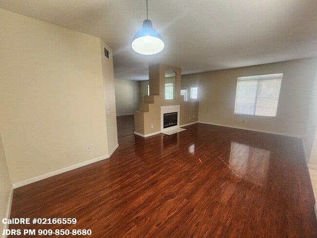 Building Photo - Ontario 3 Bedroom Townhome