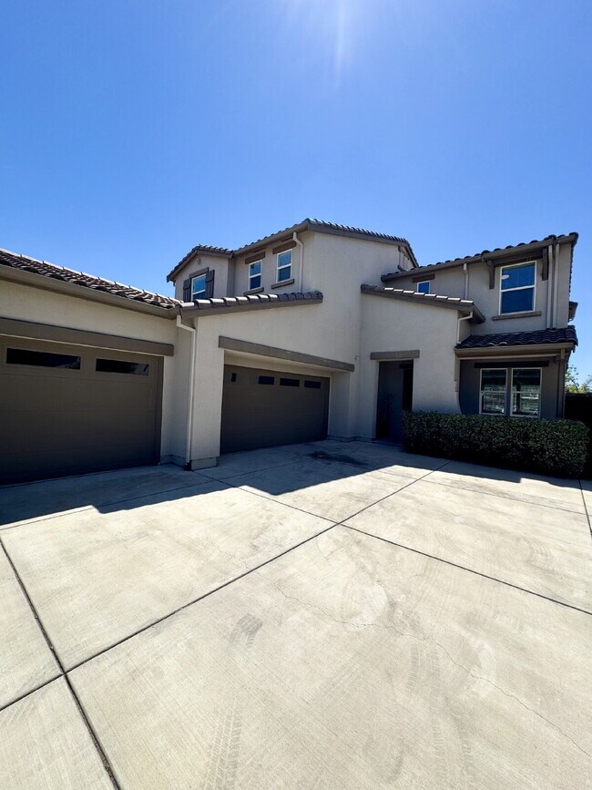 Building Photo - Freshly Painted 4 Bedroom Home with 3-Car Garage in Brentwood