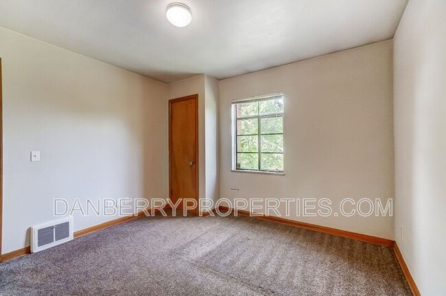 Building Photo - 347 Darrow Ave