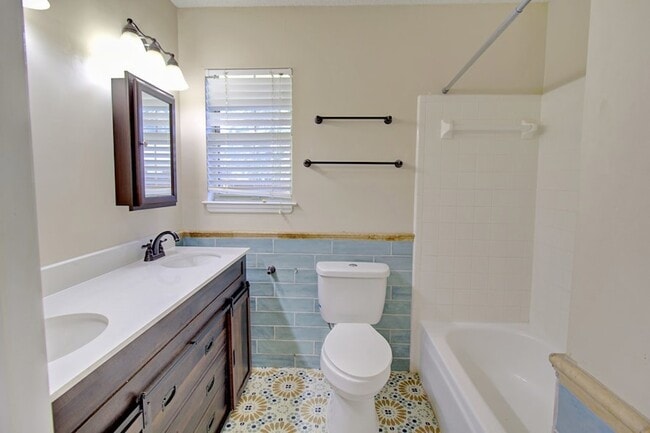 Building Photo - 809 Barrington Dr