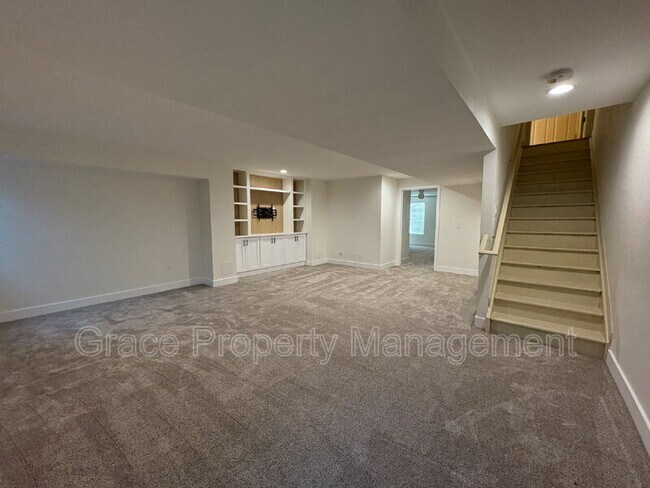 Building Photo - 352 Galapago St