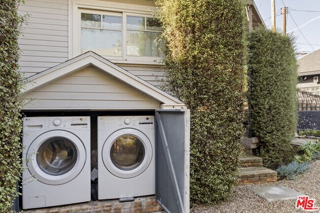 Building Photo - 601 Crestmoore Pl