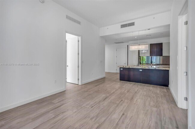 Building Photo - 2831 S Bayshore Dr