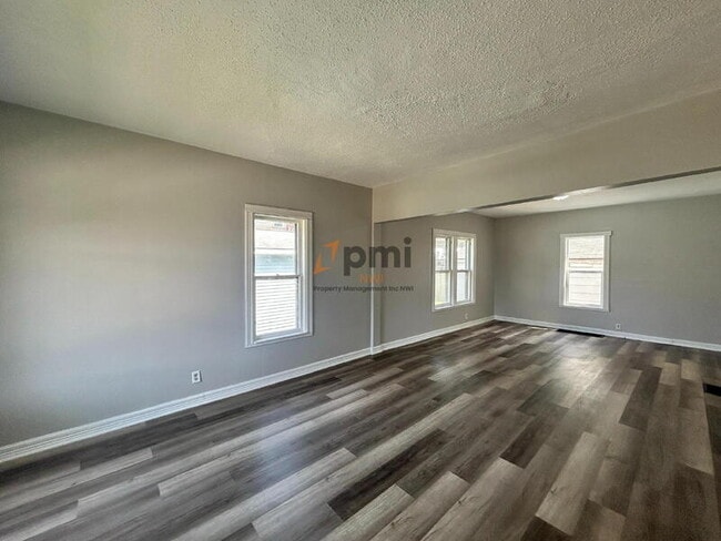 Building Photo - 906 2nd St