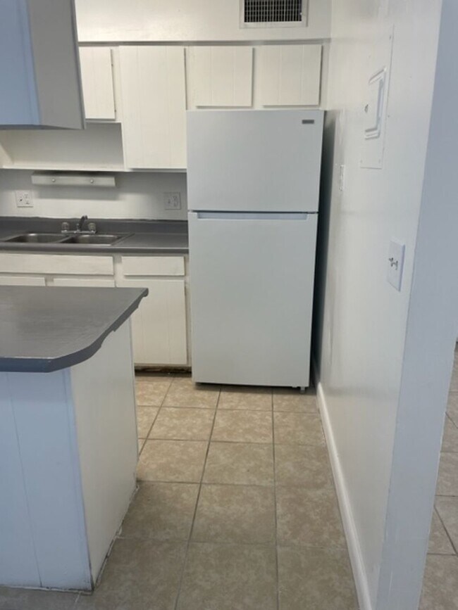Building Photo - Large One Bedroom Condo