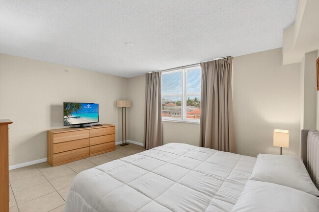 Building Photo - 3606 S Ocean Blvd