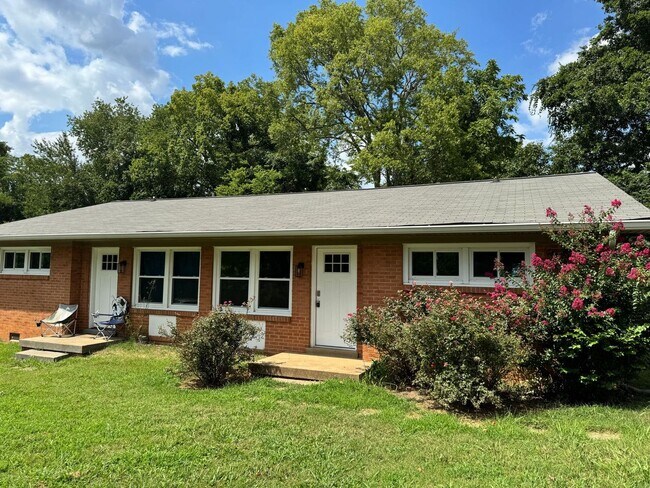 Building Photo - 907 Elwood Dr