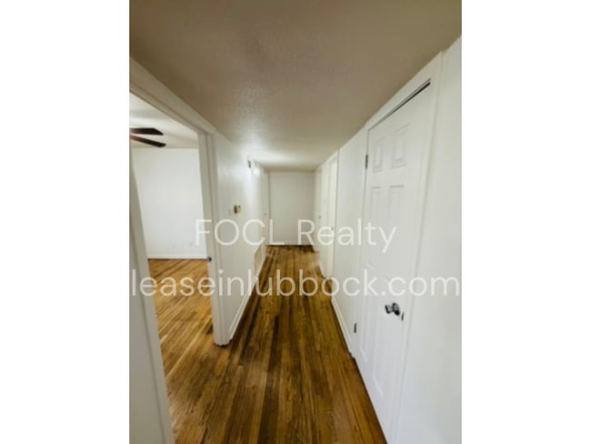 Building Photo - 2 bedroom + office, 1 car garage