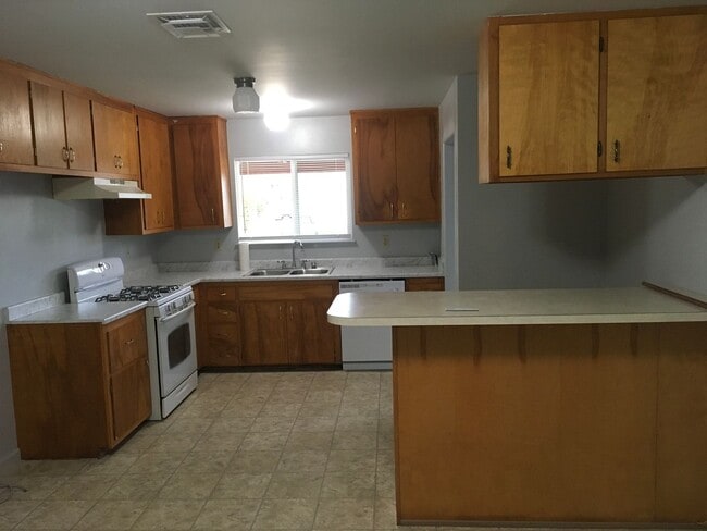 Building Photo - South Redding 3 Bedroom Home