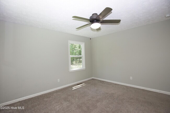 Building Photo - 906 N Glenwood Trail