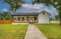 Building Photo - 312 N La Vernia St