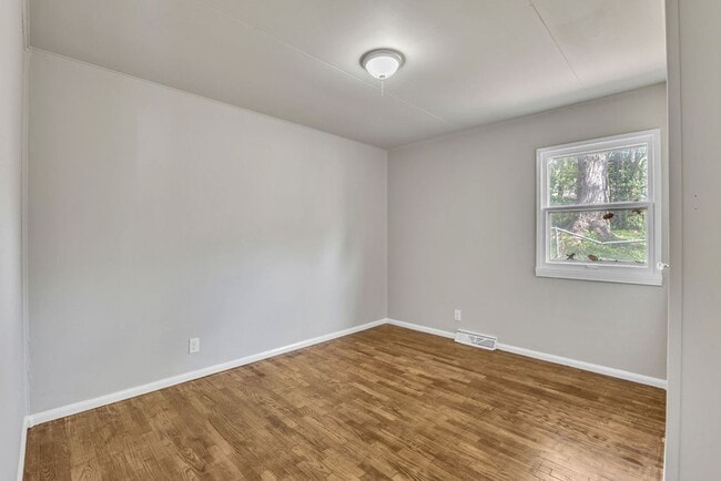 Building Photo - Renovated 4BR Home – Modern Finishes, Off-Street Parking