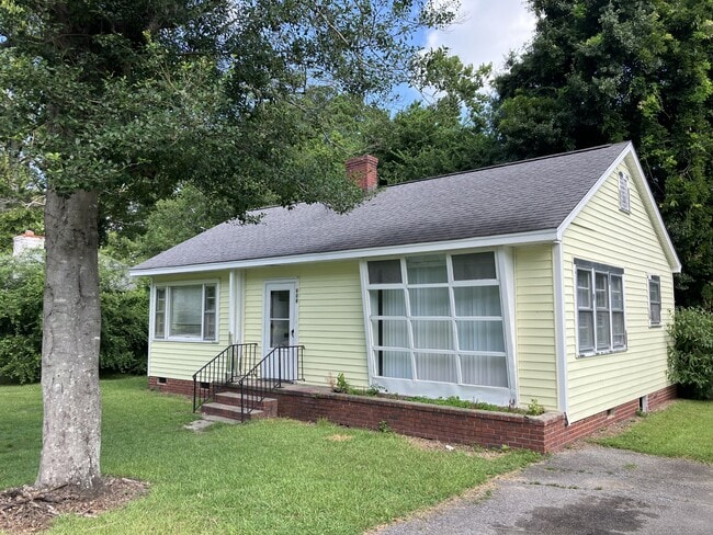 Primary Photo - 909 Edwards Ave