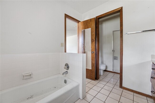 Building Photo - 315 E Fairway Ln