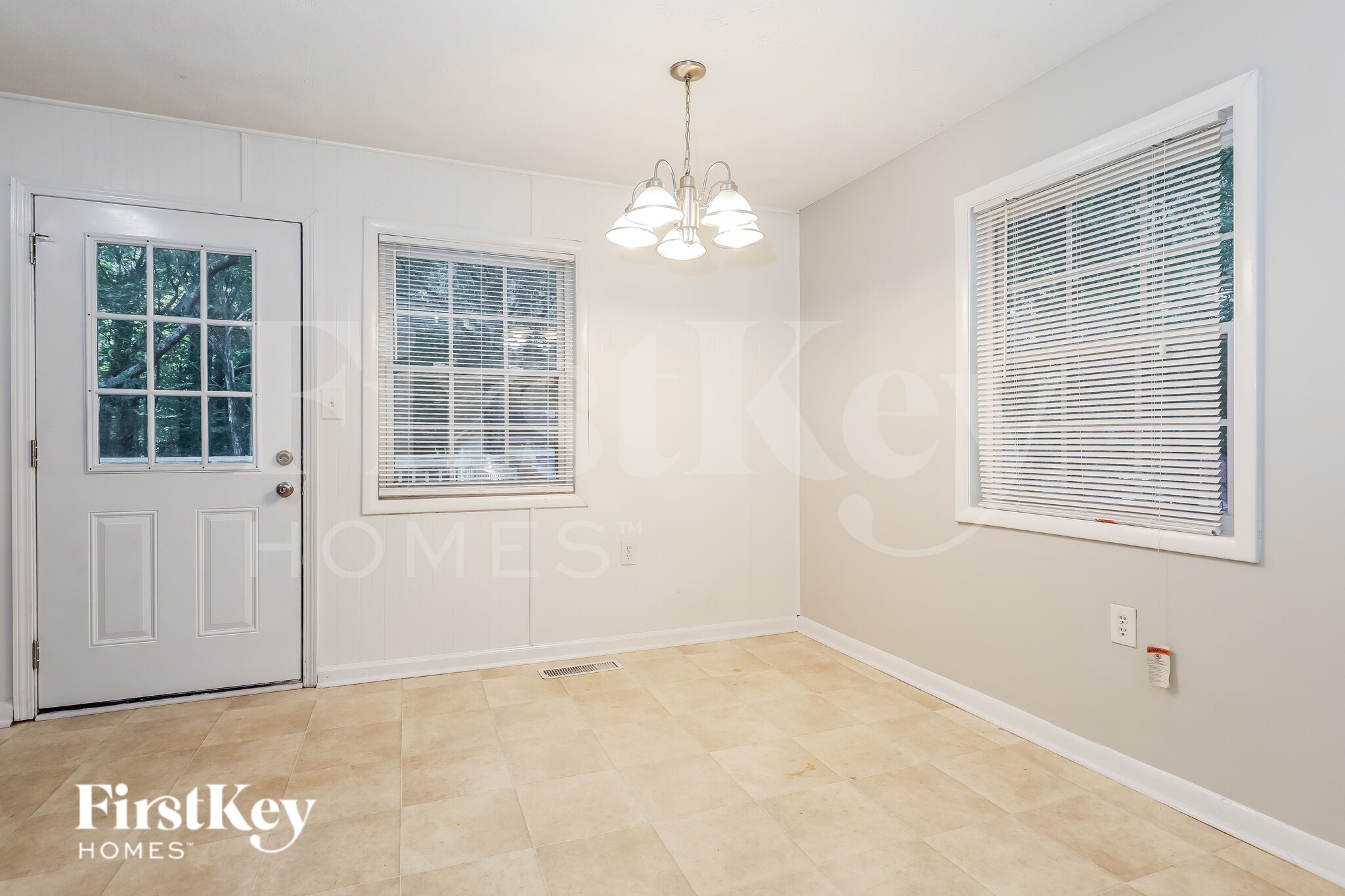 Building Photo - 252 N Lake Dr