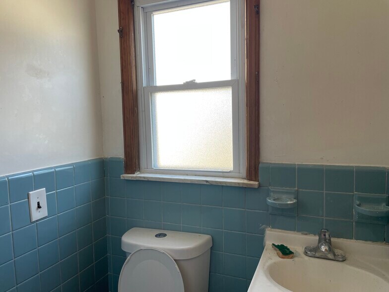 Bathroom - 319 E 1st Ave