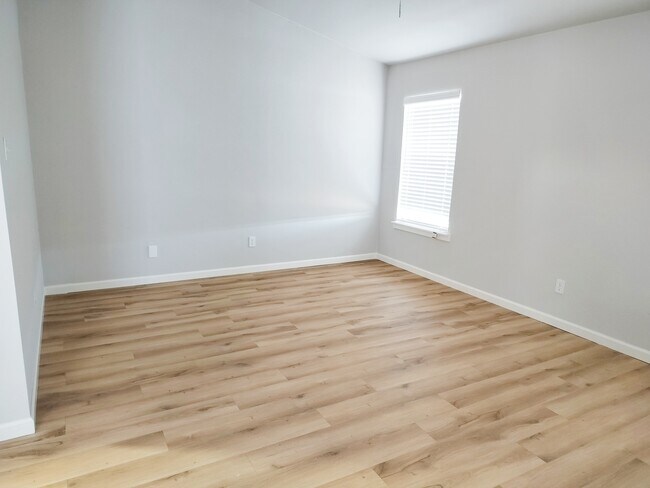 Building Photo - 1417 McCallum Dr