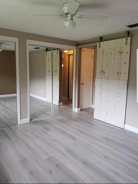 Mirrored closest doors - 18715 Hamilton St