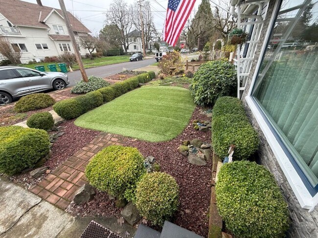 Building Photo - 2 Bedroom 2 Bath Newberg OR 97132 6 Month Lease