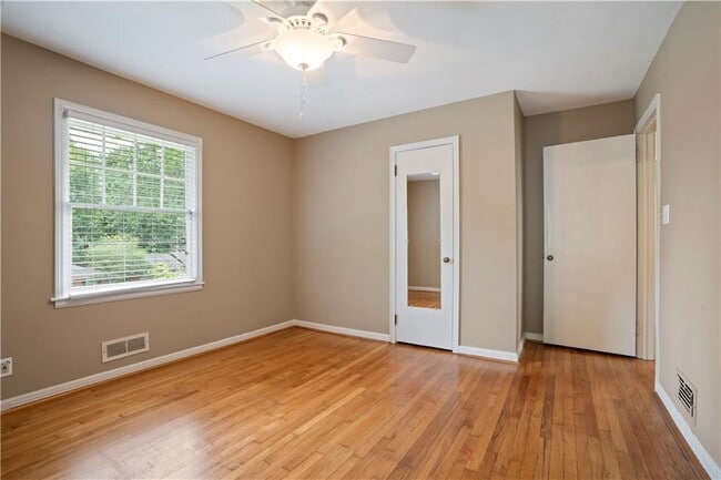 Building Photo - 914 Willivee Dr