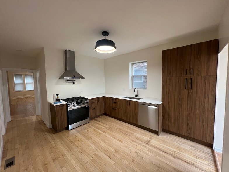Kitchen - 4434 S California Ave