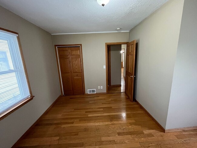 Building Photo - Gorgeous 2 Bedroom House with Massive Two Car Garage! Apply Today!