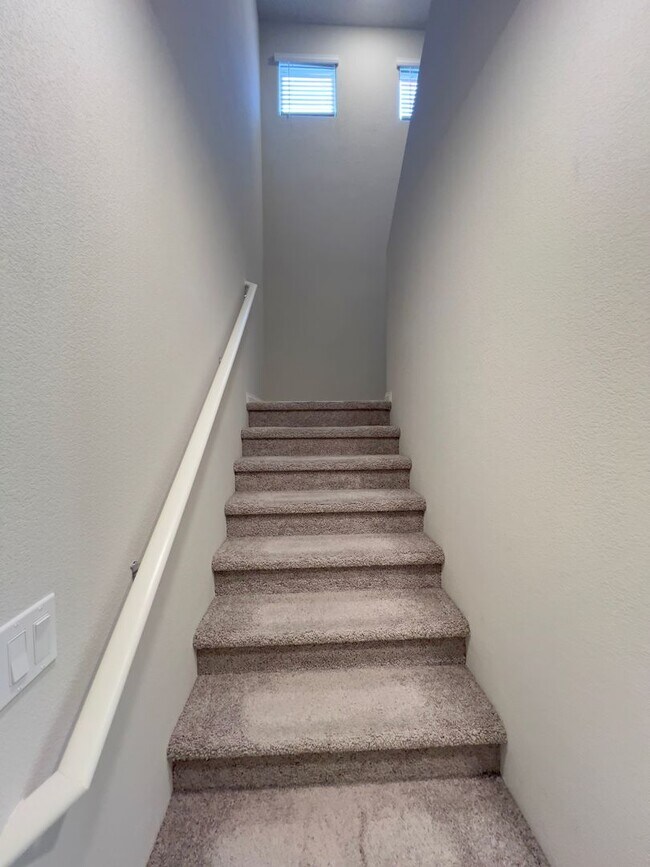 Building Photo - 4 bedroom, 2.5 bathroom home located in North West, Las Vegas