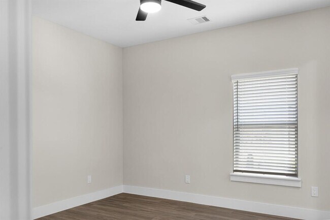 Building Photo - 257 Bentwood Dr