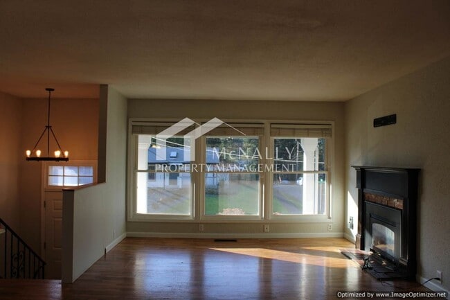 Building Photo - 3-Bedroom Split-Level Home with Garage