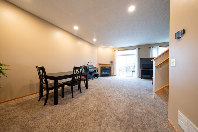 Building Photo - 706 Village Pkwy